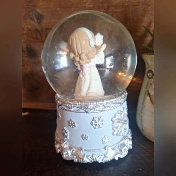 Precious Moments Angel W/Snowflake Glitter Snow Globe - Picture 4 of 7